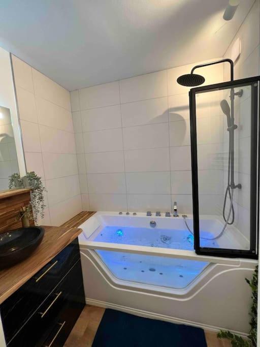 Balneo & Sauna, Sejour Detente Aux Teinturiers - Metro Charpennes - Garage فيليوربان المظهر الخارجي الصورة