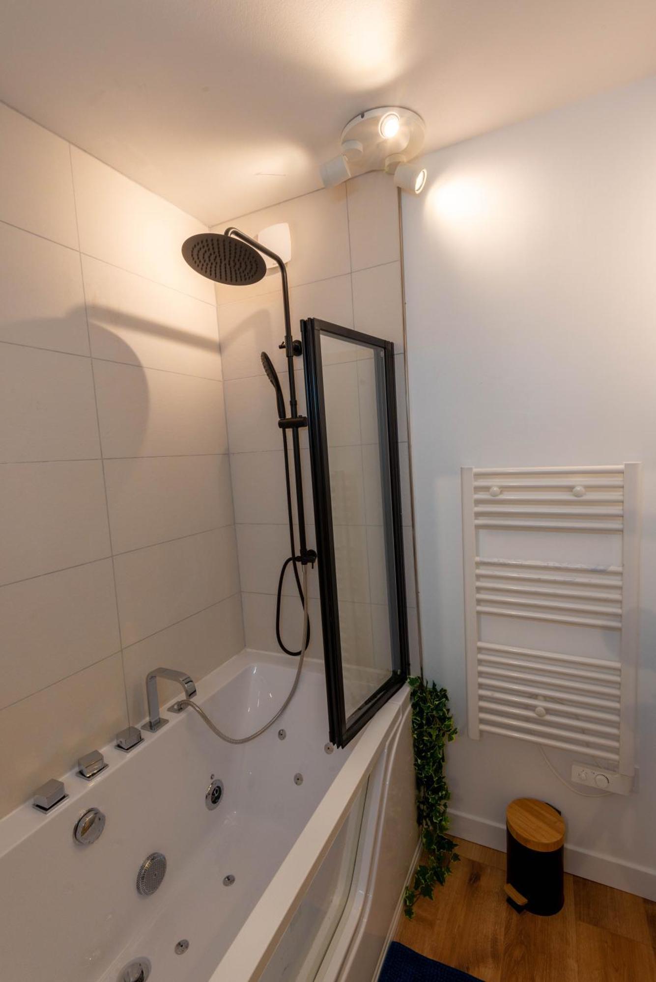 Balneo & Sauna, Sejour Detente Aux Teinturiers - Metro Charpennes - Garage فيليوربان المظهر الخارجي الصورة
